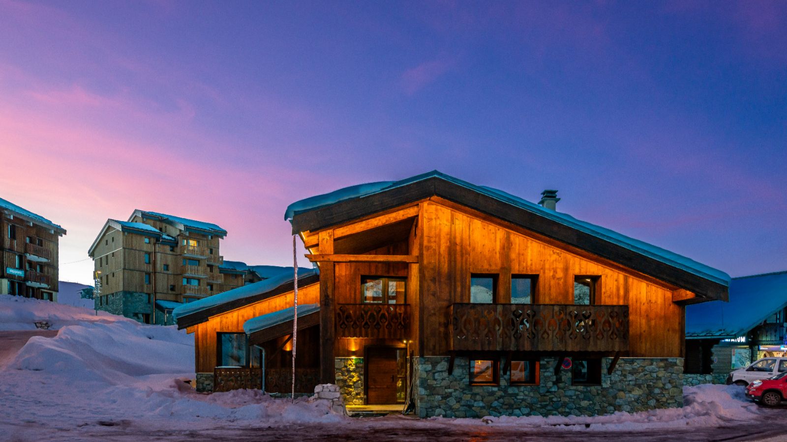 Luxury-Ski-Chalet-La-Plagne-Chalet-Riva-Oxford-Ski- Chalet Dark  (2).jpg