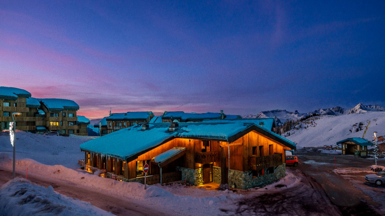 Luxury-Ski-Chalet-La-Plagne-Chalet-Riva-Oxford-Ski- Chalet Dark  (5).jpg