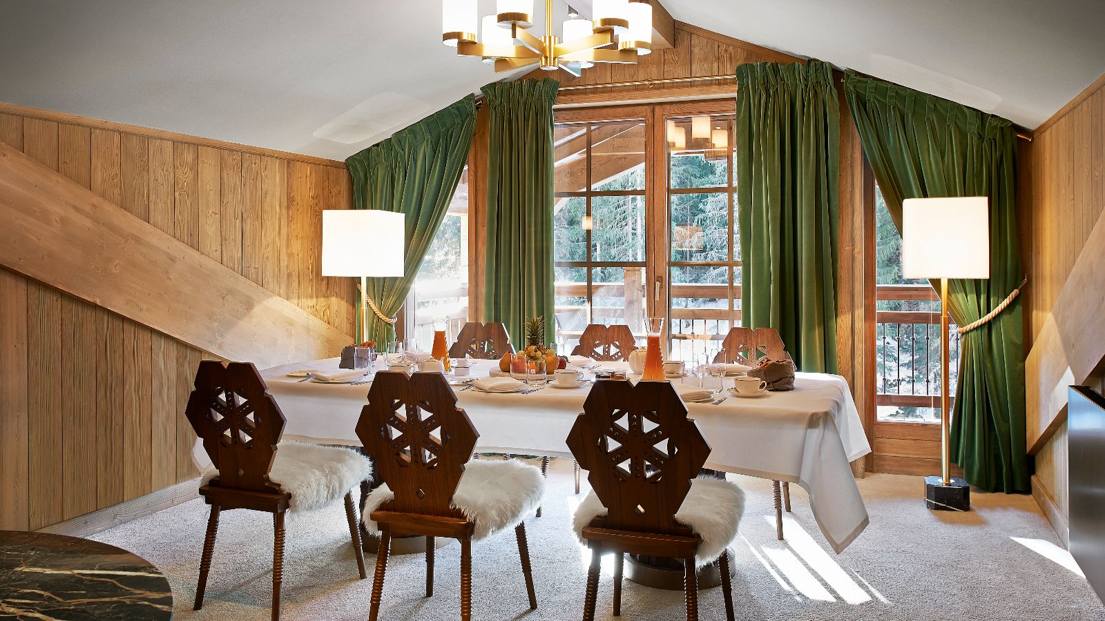 Luxury-Ski-Chalet-Courchevel-1850-L-Apogee-Penthouse-Oxford-Ski-Dining.jpg