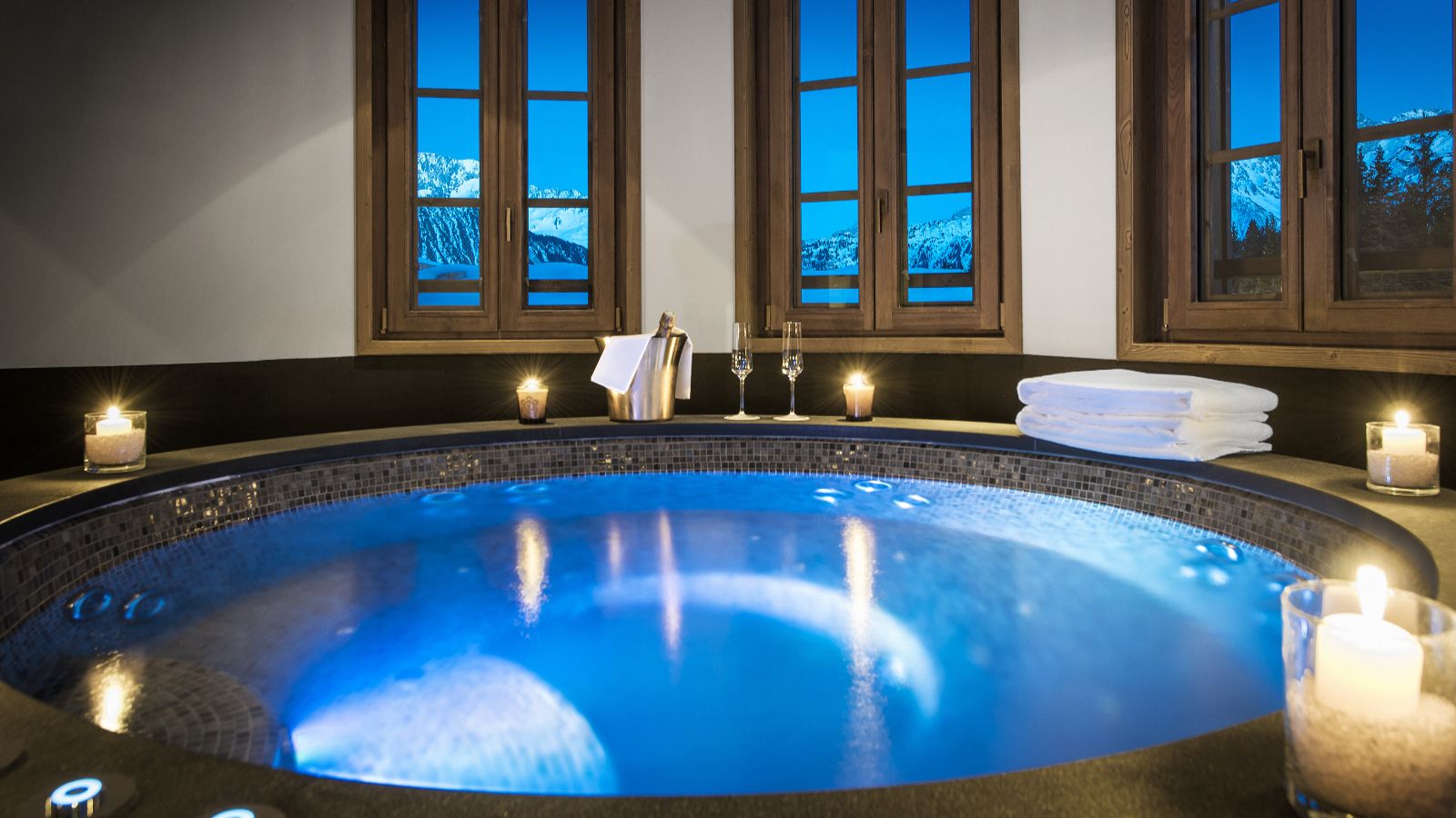 Luxury-Ski-Chalet-Courchevel-1850-L-Apogee-Penthouse-Oxford-Ski-Pool.jpg