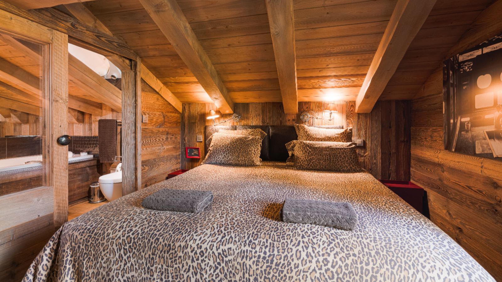 Luxury-Ski-Chalet-Megeve-Chalet-Zibeline-Oxford-Ski-Bedroom (13).jpg