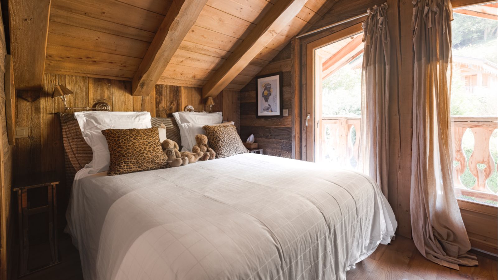 Luxury-Ski-Chalet-Megeve-Chalet-Zibeline-Oxford-Ski-Bedroom (14).jpg