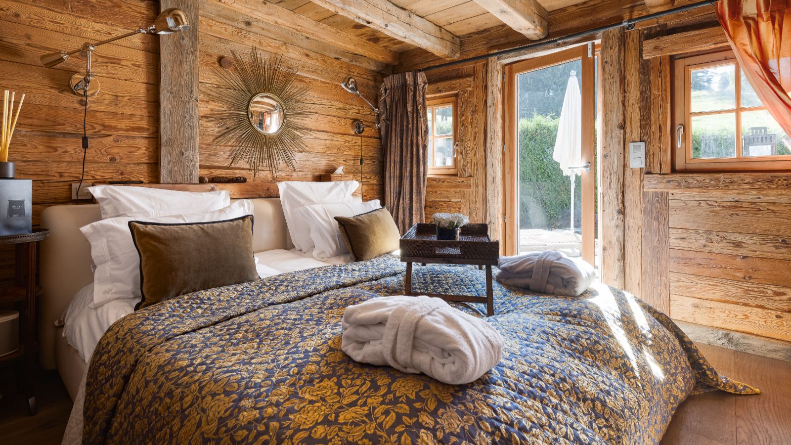 Luxury-Ski-Chalet-Megeve-Chalet-Zibeline-Oxford-Ski-Bedroom (16).jpg