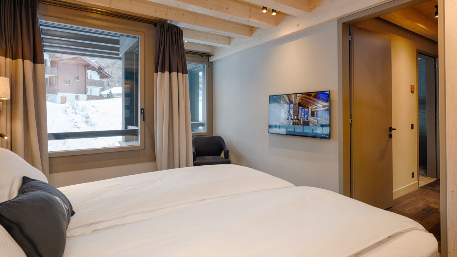 Luxury-ski-chalet- ZermattLyskammLodge-oxford-ski  Bedroom (4).jpg