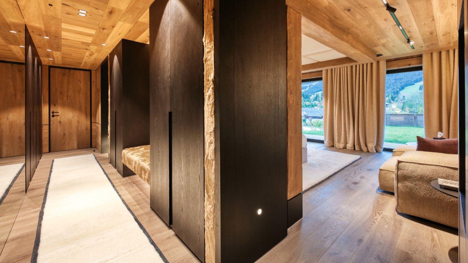 Luxury-ski-chalet-Megeve-Chalet Snow Cat oxford-ski  Hall.jpg