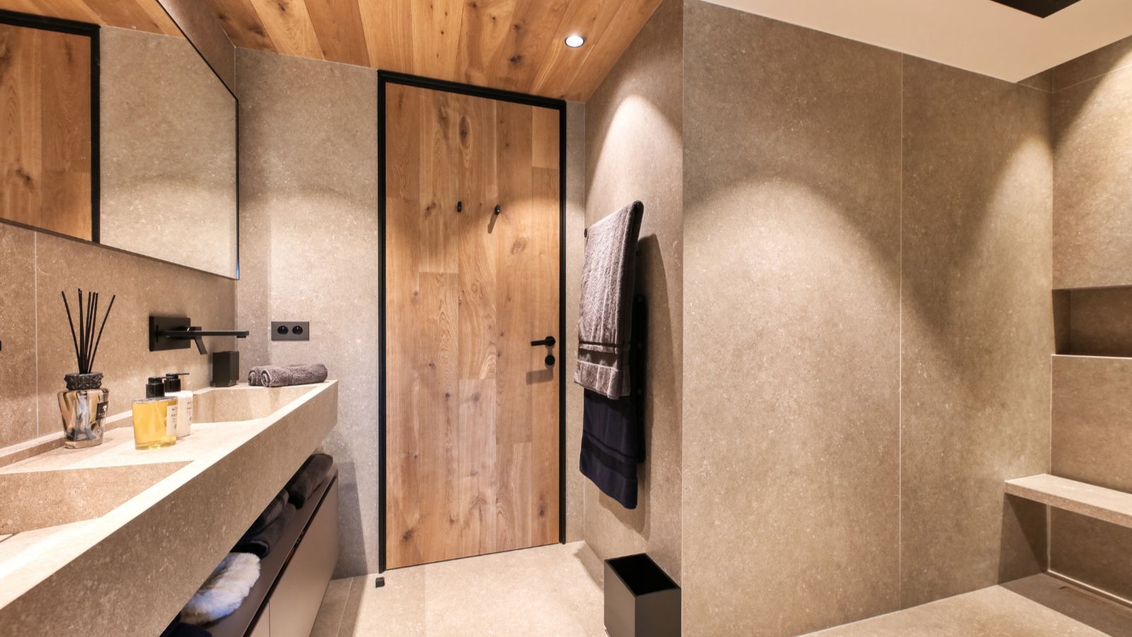Luxury-ski-chalet-Megeve-Chalet Snow Cat oxford-ski Bathroom (4).jpg