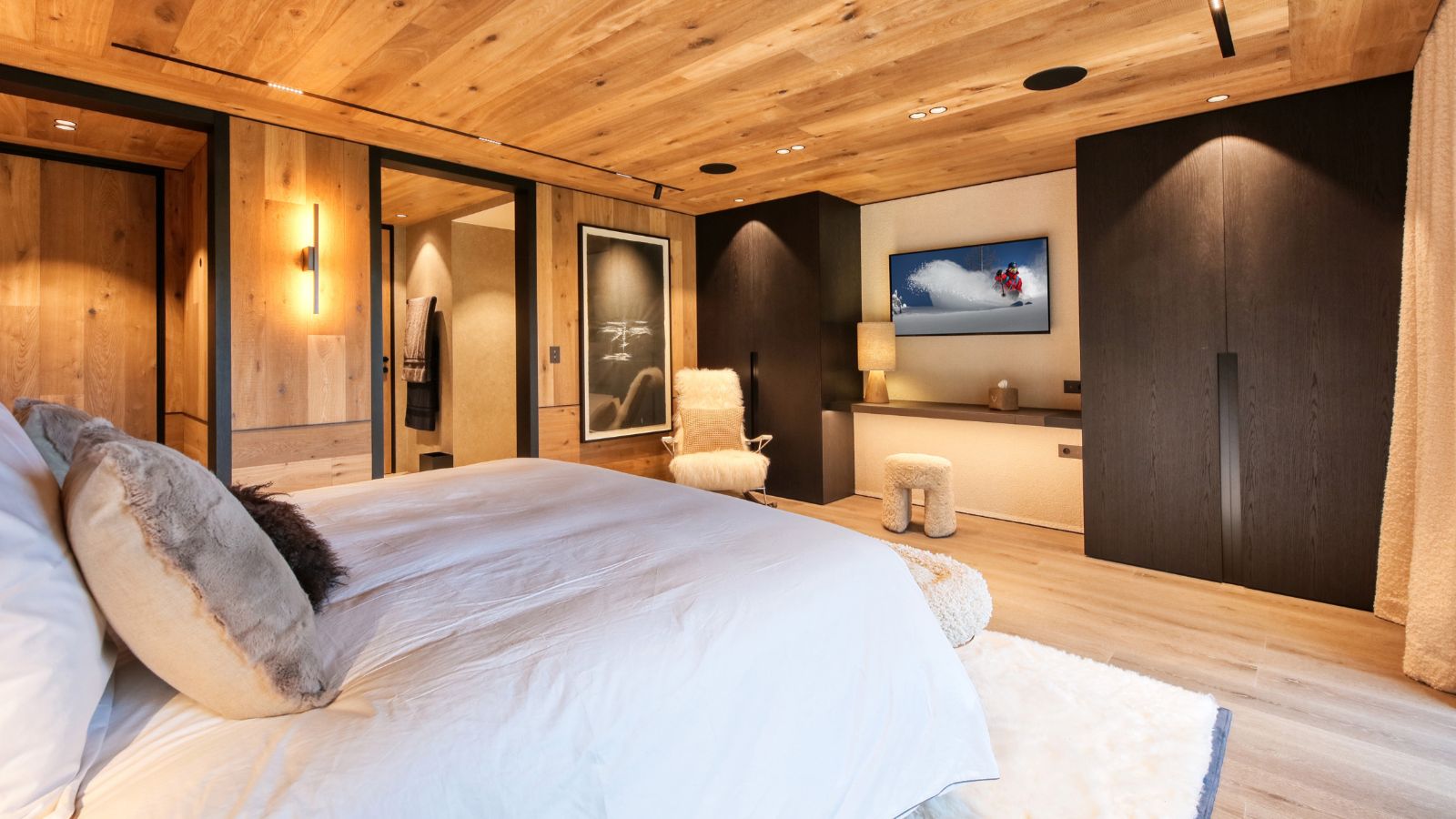 Luxury-ski-chalet-Megeve-Chalet Snow Cat oxford-ski Bedroom (5).jpg