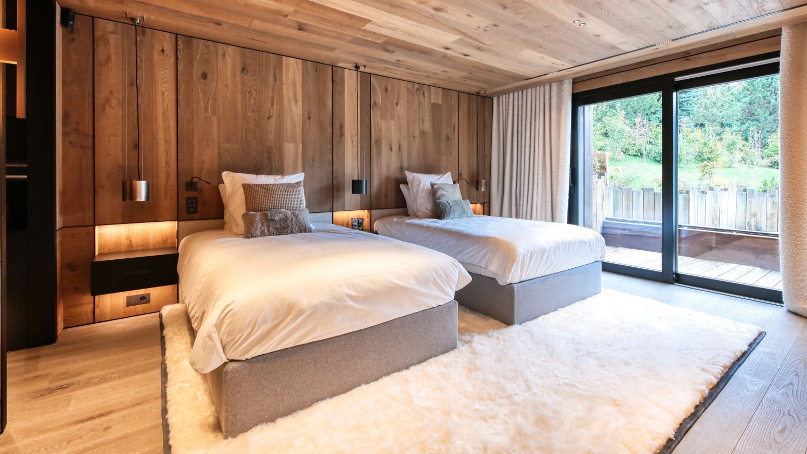 Luxury-ski-chalet-Megeve-Chalet Snow Cat oxford-ski Bedroom (6).jpg