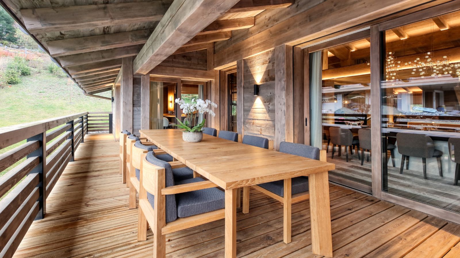 Luxury-ski-chalet-Megeve-Chalet Snow Cat oxford-ski Dining (3).jpg