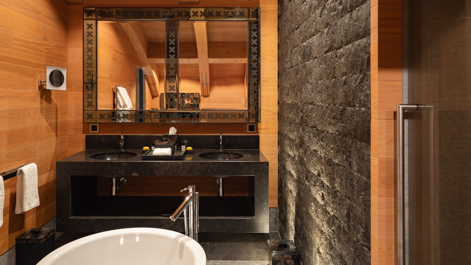 Luxury-Ski-Apartment-The_Chedi-Andermatt-Oberalp-Suite-Oxford-Ski-Bathroom.jpg