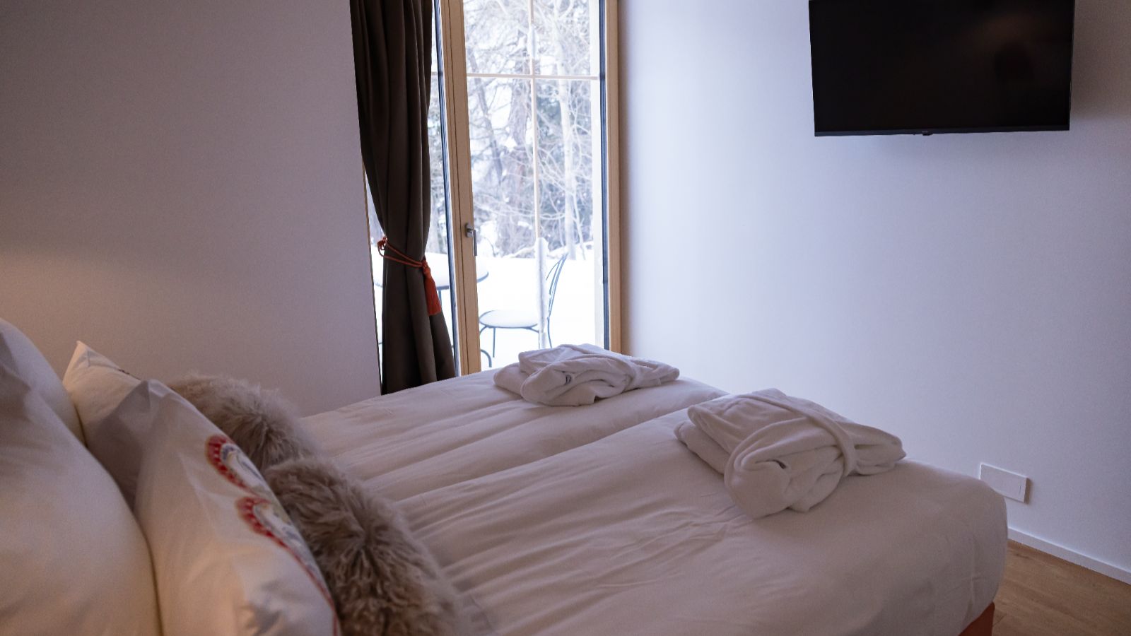Luxury-ski-chalet-L Tzoumaz lodge -oxford-ski Bedroom (6).jpg