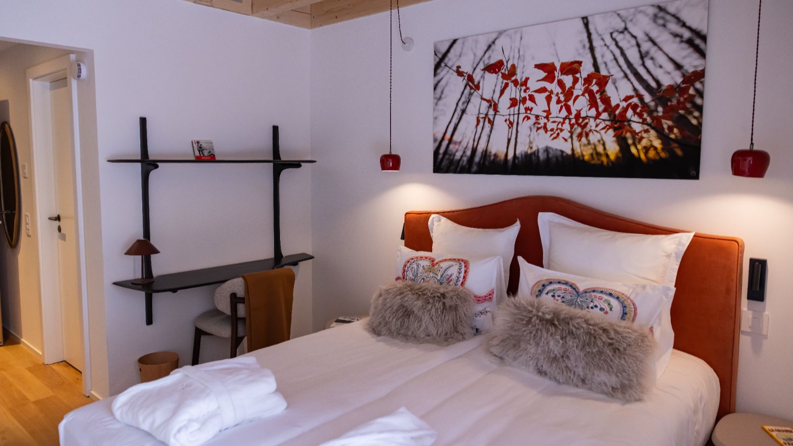 Luxury-ski-chalet-L Tzoumaz lodge -oxford-ski Bedroom (7).jpg