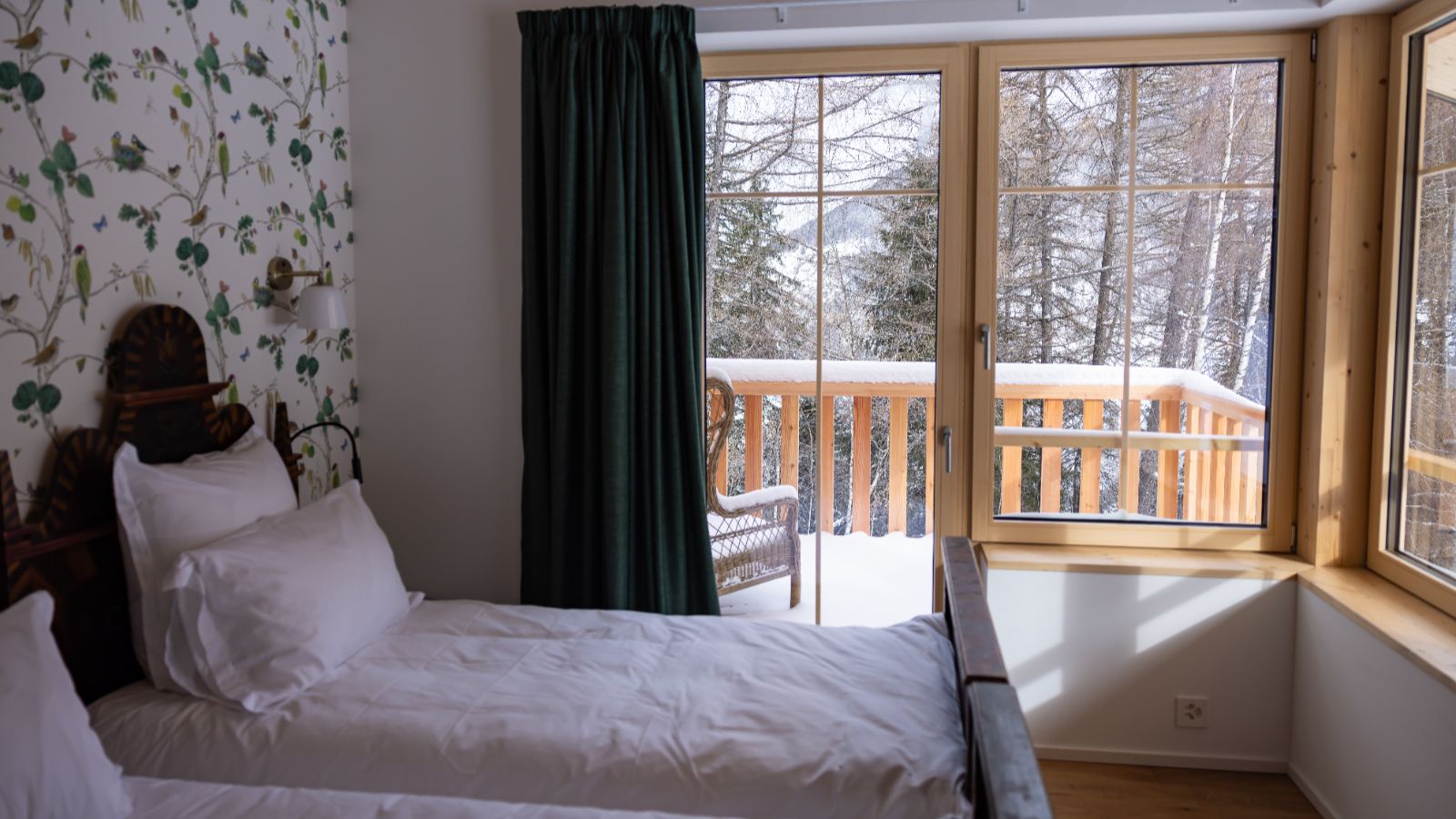 Luxury-ski-chalet-L Tzoumaz lodge -oxford-ski Bedroom.jpg (1)