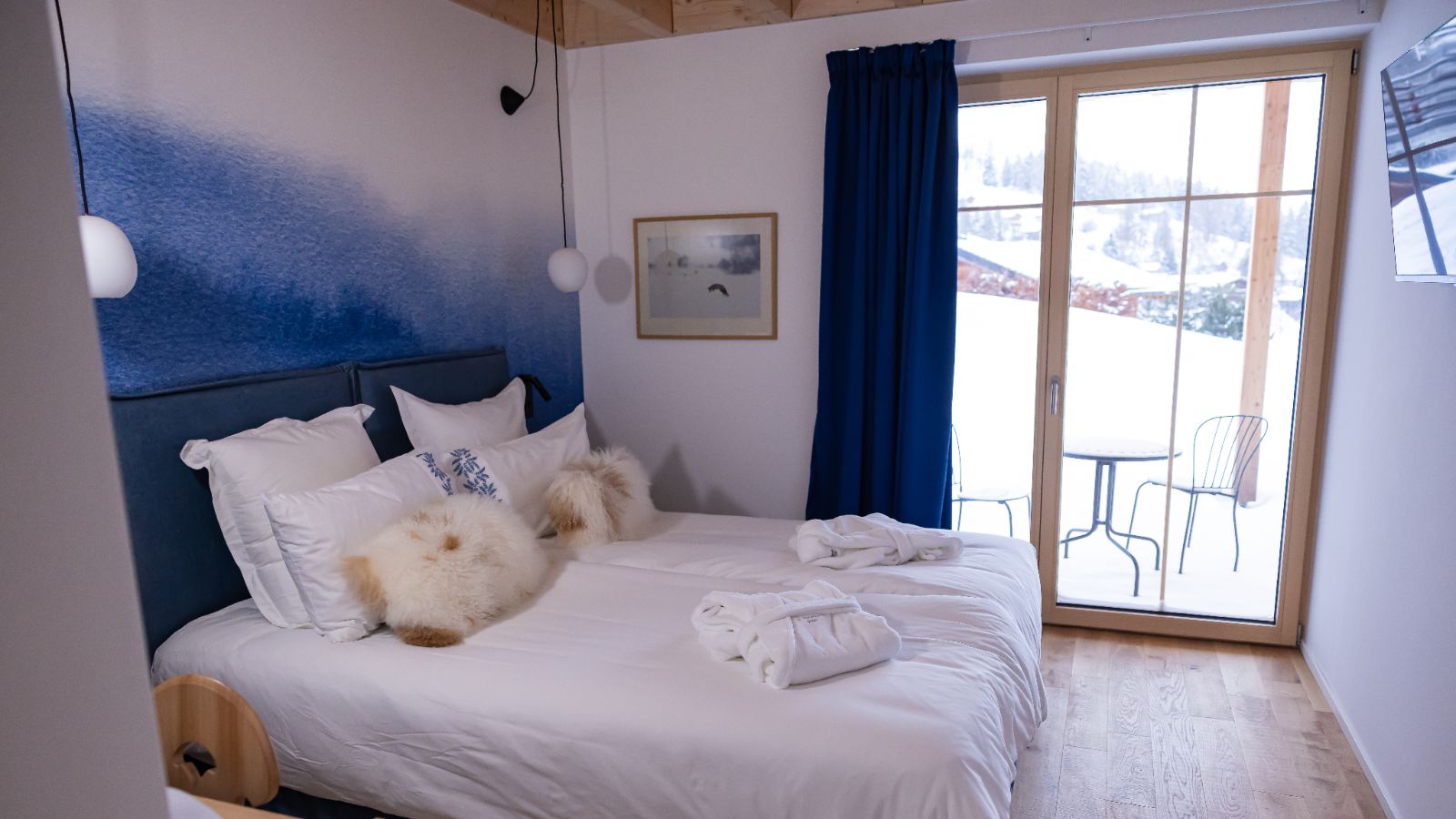 Luxury-ski-chalet-L Tzoumaz lodge -oxford-ski Bedroom (3).jpg