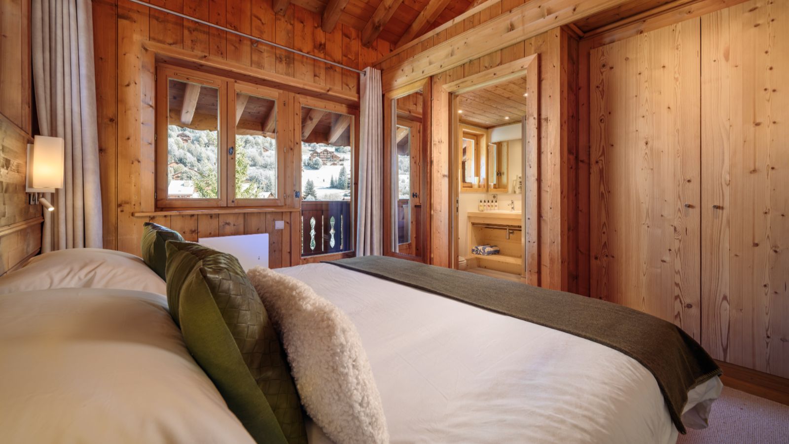 Luxury-ski - Chalet- Chalet Indiana-bedroom_4_second_angle.jpg