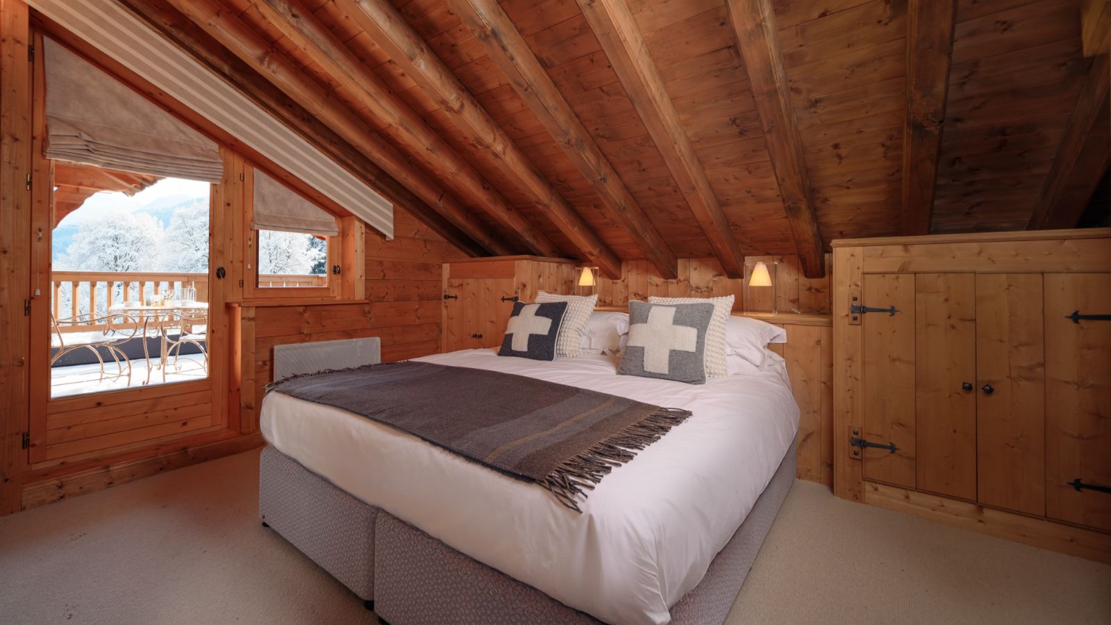 Luxury-ski - Chalet- Chalet Indiana-master_bedroom_6.jpg