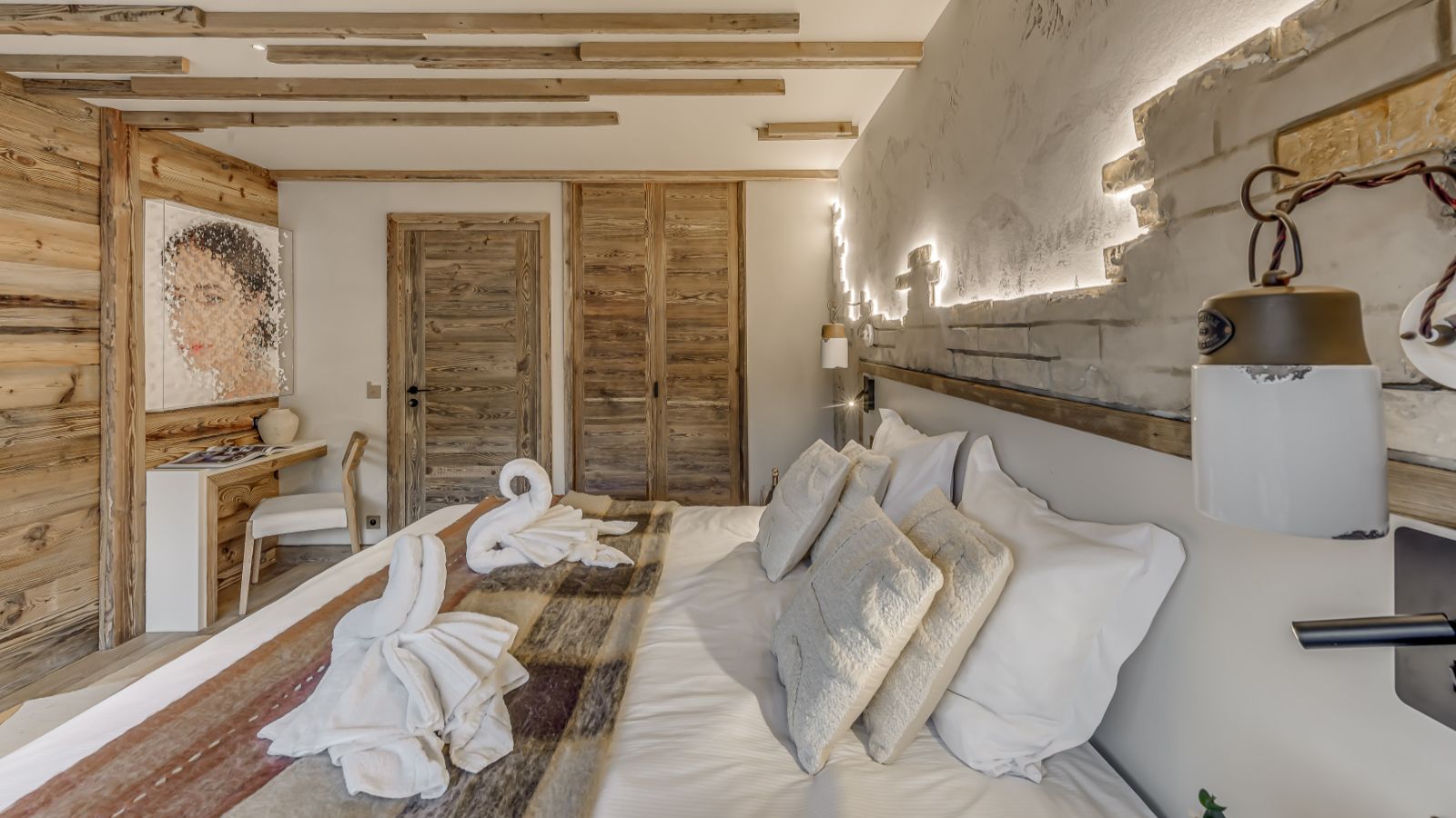 Luxuary Ski -Tignes-Chalet Sneg- Oxford Ski  Bedroom (3).jpg