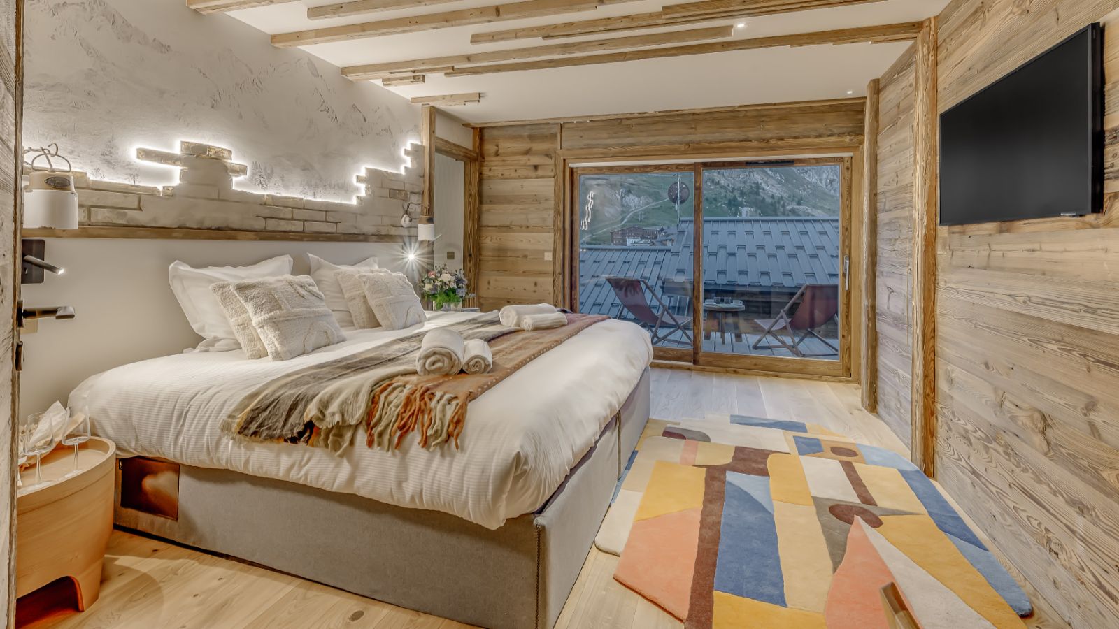 Luxuary Ski -Tignes-Chalet Sneg- Oxford Ski  Bedroom (5).jpg