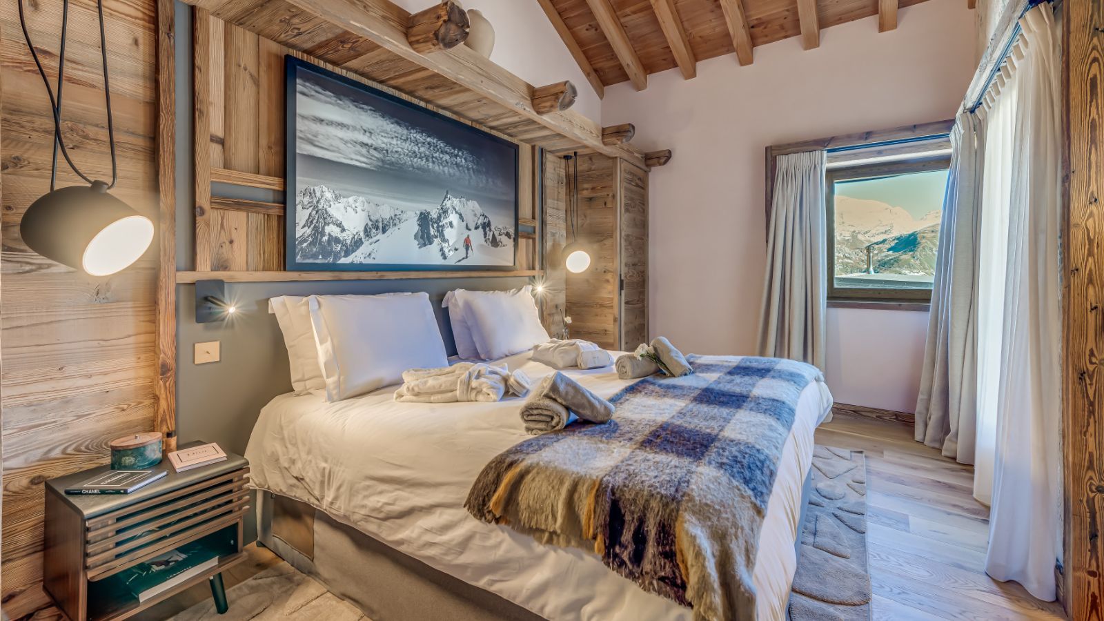 Luxuary Ski -Tignes-Chalet Sneg- Oxford Ski  Bedroom (12).jpg