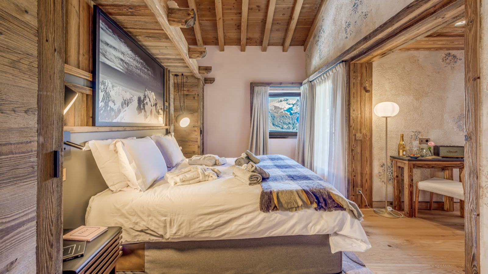 Luxuary Ski -Tignes-Chalet Sneg- Oxford Ski  Bedroom (14).jpg