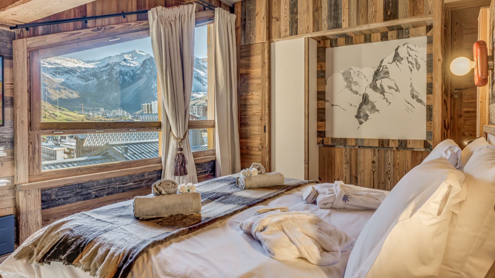 Luxuary Ski -Tignes-Chalet Sneg- Oxford Ski  Bedroom (15).jpg