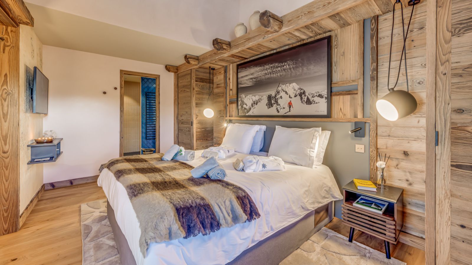 Luxuary Ski -Tignes-Chalet Sneg- Oxford Ski  Bedroom (19).jpg