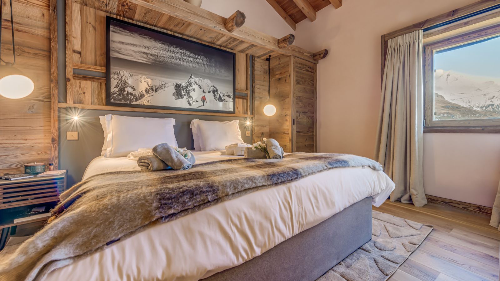 Luxuary Ski -Tignes-Chalet Sneg- Oxford Ski  Bedroom (20).jpg