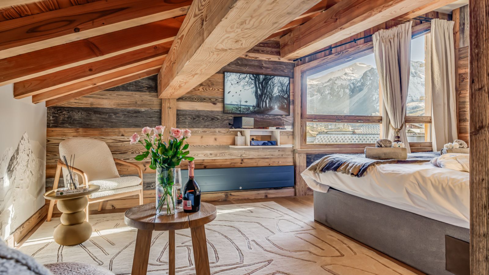 Luxuary Ski -Tignes-Chalet Sneg- Oxford Ski  Bedroom (21).jpg