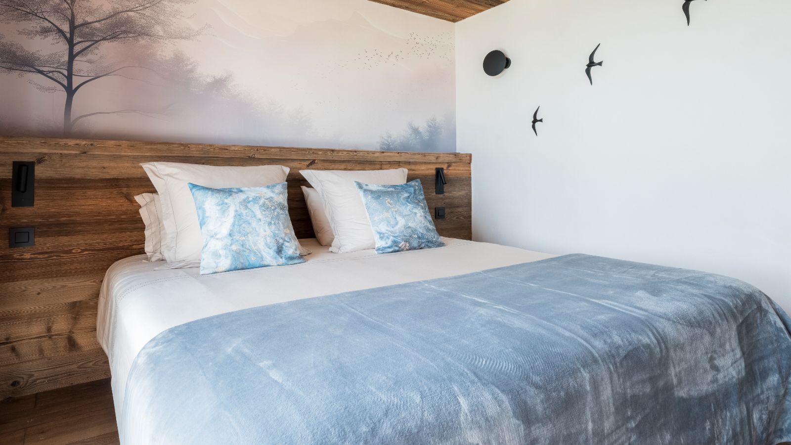 Luxury-Ski-Chalet-Megeve-Chalet-Marianna-Oxford-Ski-Bedroom (8).jpg