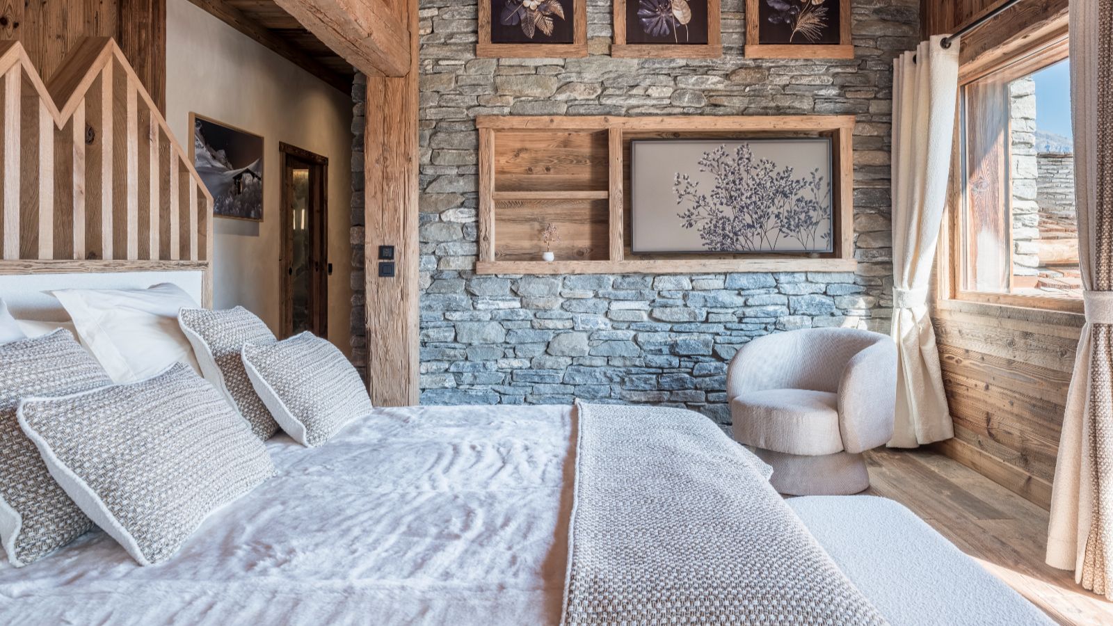 Luxury-Ski-Chalet-Megeve-Chalet-Marianna-Oxford-Ski-Bedroom (15).jpg