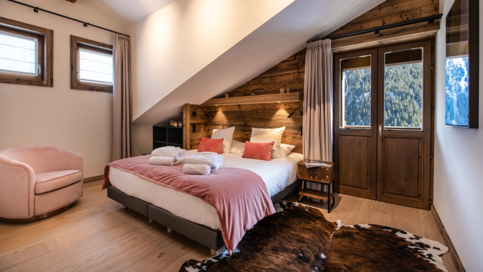 Luxury-Ski-Chalet-Courchevel-1650-Makalu-Suite-Manali-Lodge-Oxford-Ski-Bedroom (4).jpg
