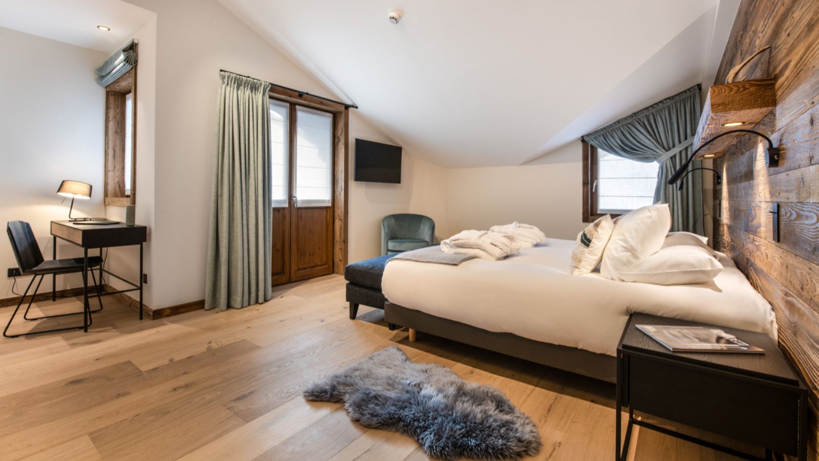 Luxury-Ski-Chalet-Courchevel-1650-Makalu-Suite-Manali-Lodge-Oxford-Ski-Bedroom (9).jpg