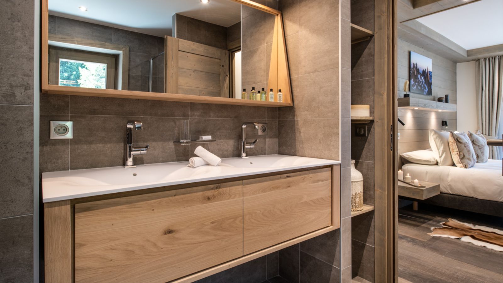 Luxury-Ski-Chalet-Courchevel-1650-Chalet-Allnatt-Oxford-Ski-Bedroom (6).jpg