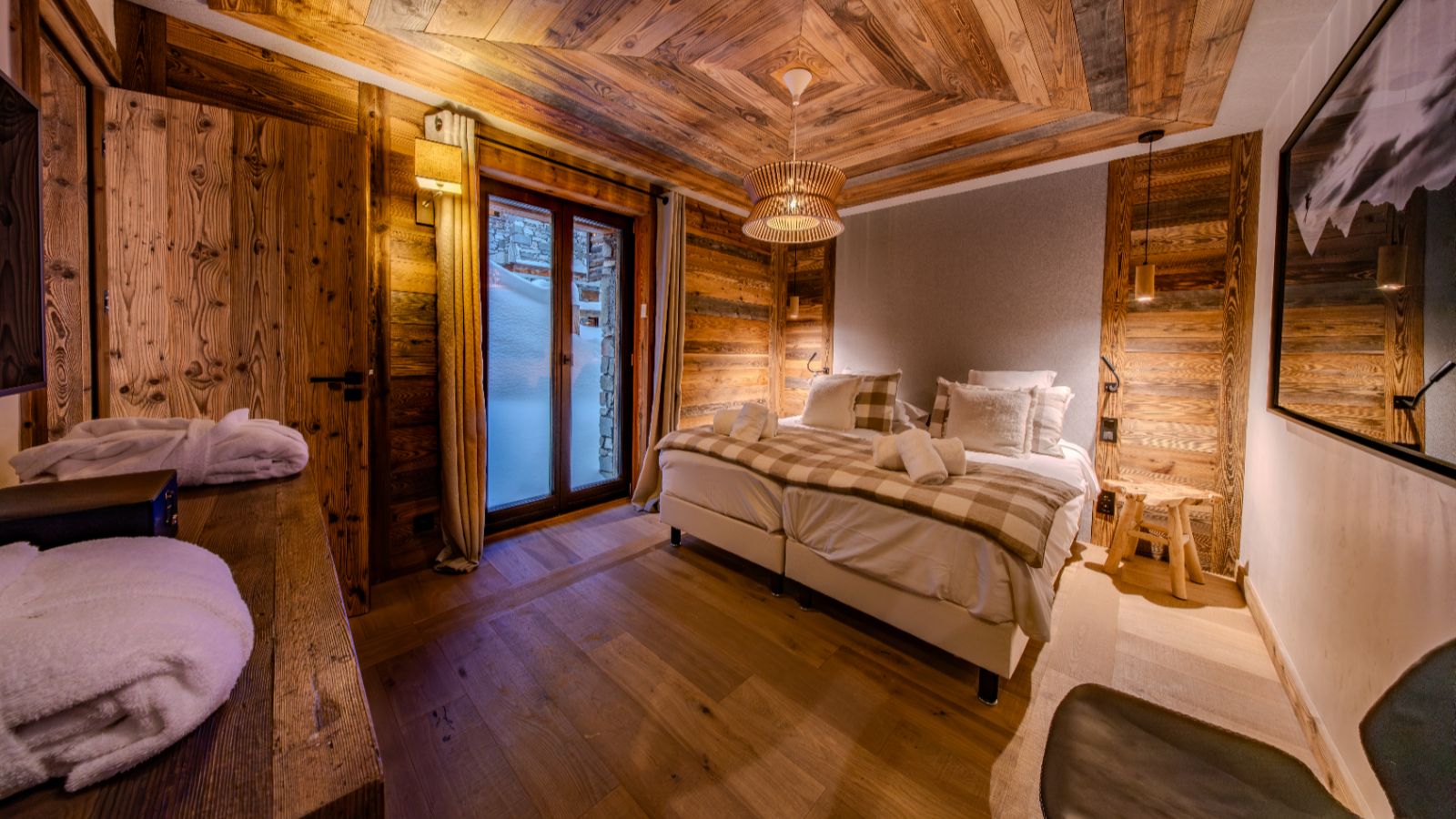 Luxury-ski- chalet-Val d’Isère - Agelus1- Oxford Ski  Bedroom (2).jpg