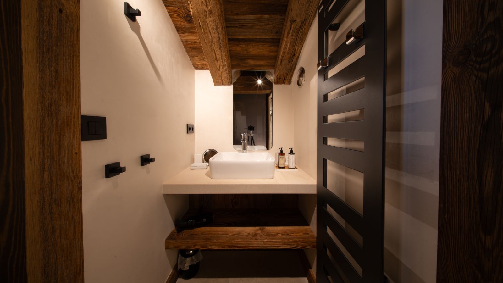 Luxury-ski- chalet-Val d’Isère - Agelus1- Oxford Ski Bathroom.jpg