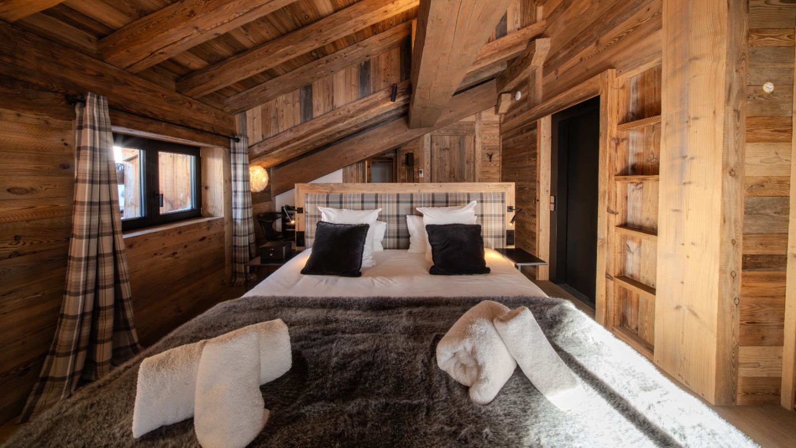 Luxury-ski- chalet-Val d’Isère - Agelus1- Oxford Ski Bedroom (3).jpg