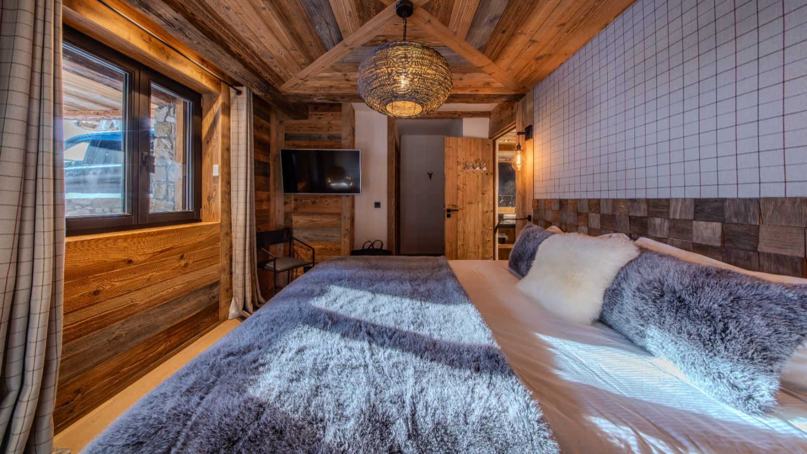 Luxury-ski- chalet-Val d’Isère - Agelus1- Oxford Ski bedroom (5).jpg