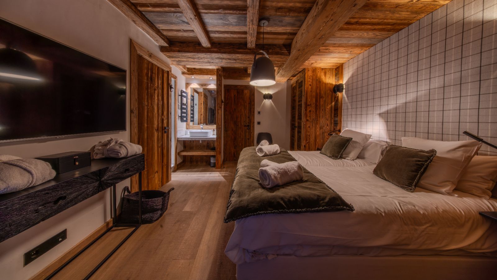 Luxury-ski- chalet-Val d’Isère - Agelus1- Oxford Ski Bedroom (6).jpg