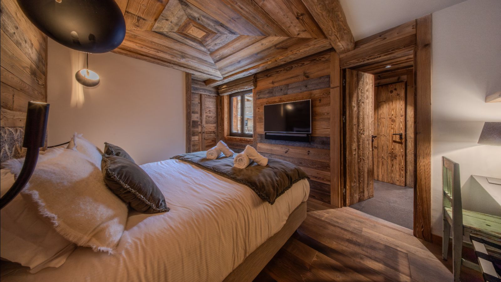 Luxury-Ski- Chalet-Val d'sere-Angelus 1-Oxford Ski Company Bedroom (4).jpg