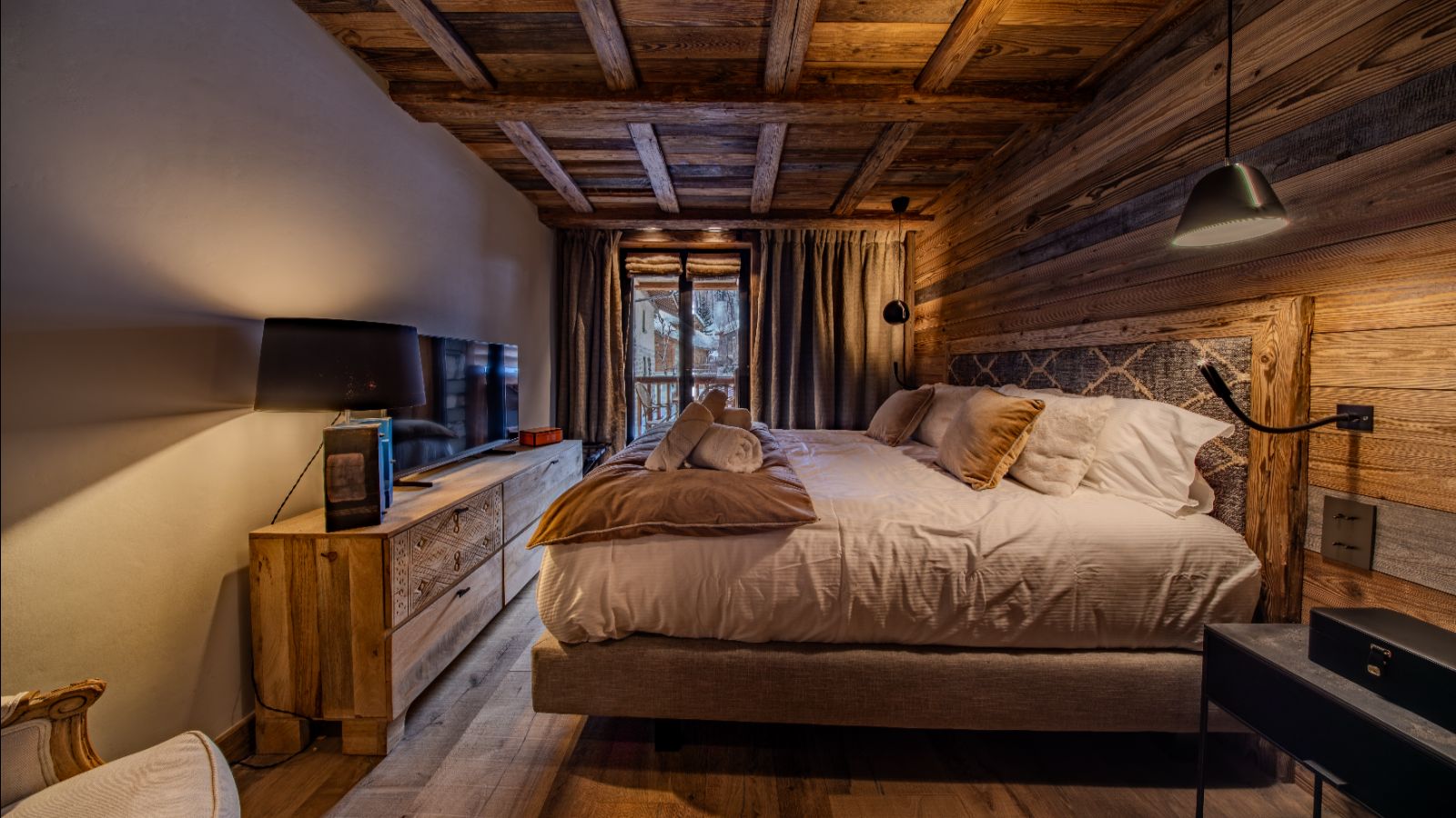Luxury-Ski- Chalet-Val d'sere-Angelus 1-Oxford Ski Company Bedroom (6).jpg
