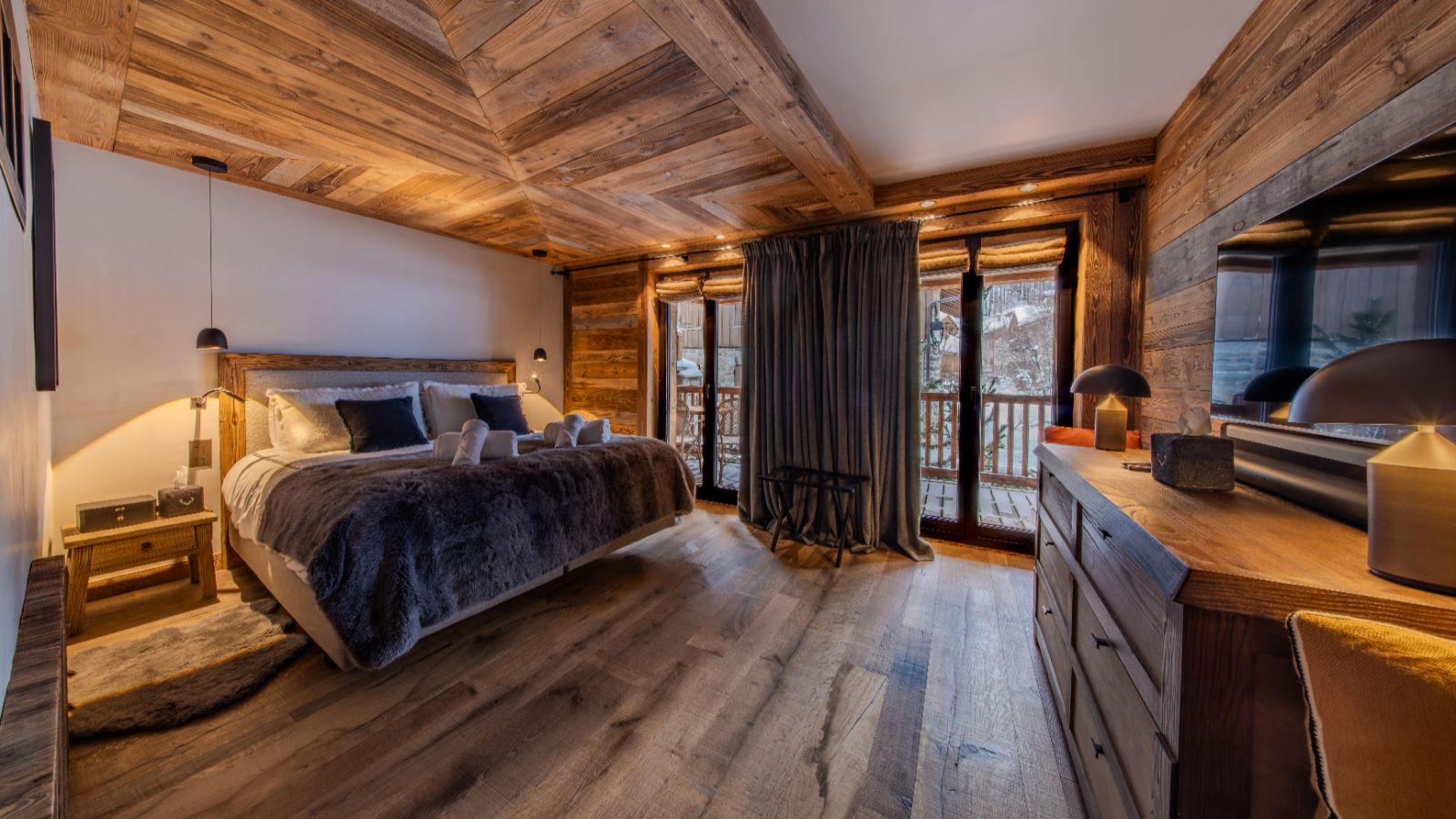 Luxury-Ski- Chalet-Val d'sere-Angelus 1-Oxford Ski Company bedroom (7).jpg