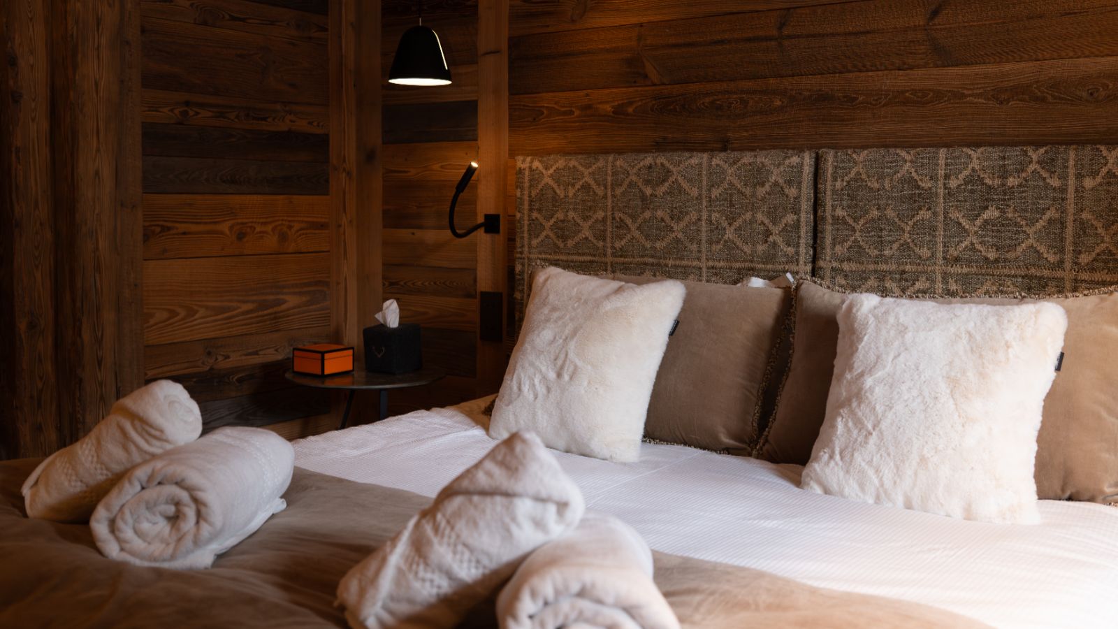 Luxury-Ski- Chalet-Val d'sere-Angelus 1-Oxford Ski Company bedroom (9).jpg