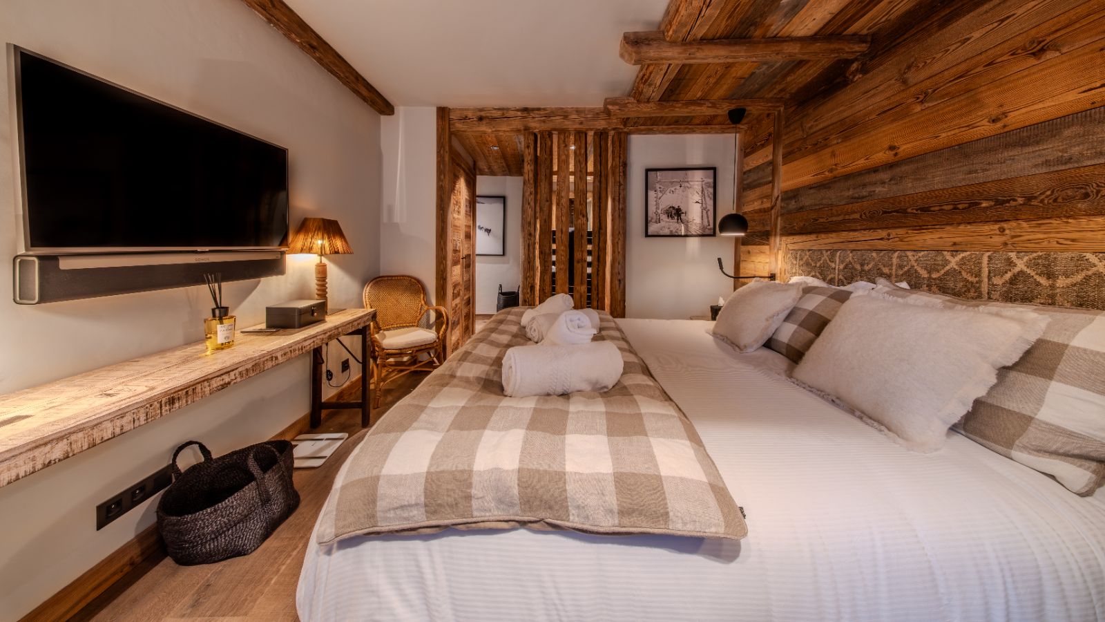Luxury-Ski- Chalet-Val d'sere-Angelus 1-Oxford Ski Company Bedroom.jpg