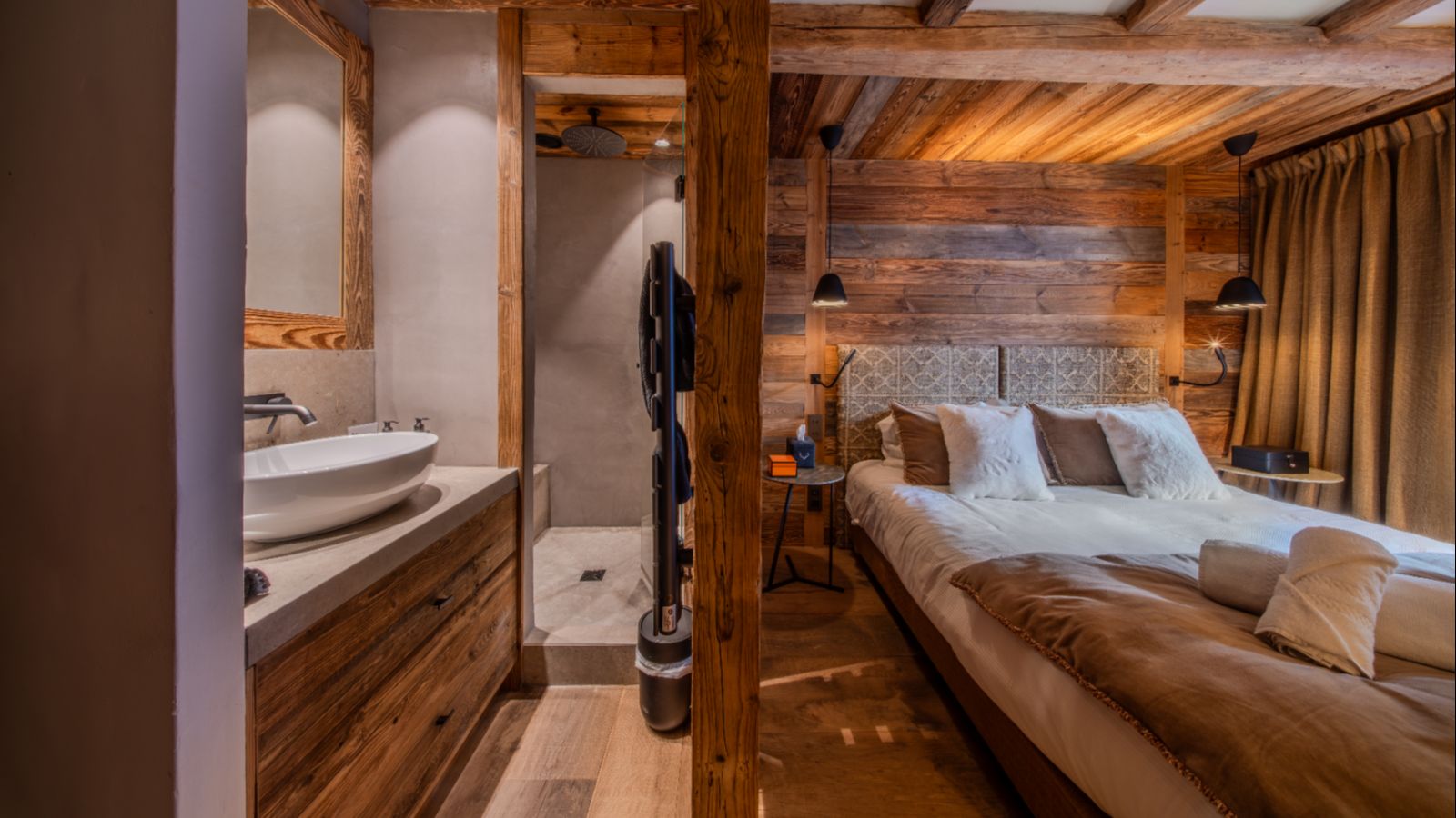 Luxury-Ski- Chalet-Val d'sere-Angelus 1-Oxford Ski Company Bedroom (2).jpg