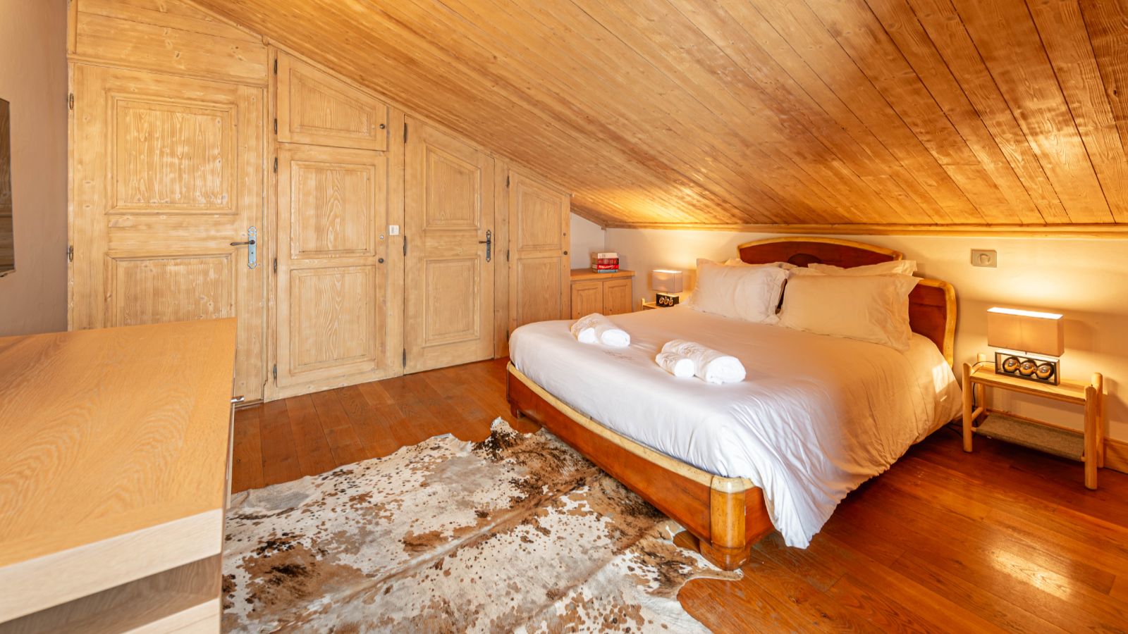 Luxury-Chalet - Courchevel- Chalet Jade- Oxford Ski- Bedroom (2).jpg