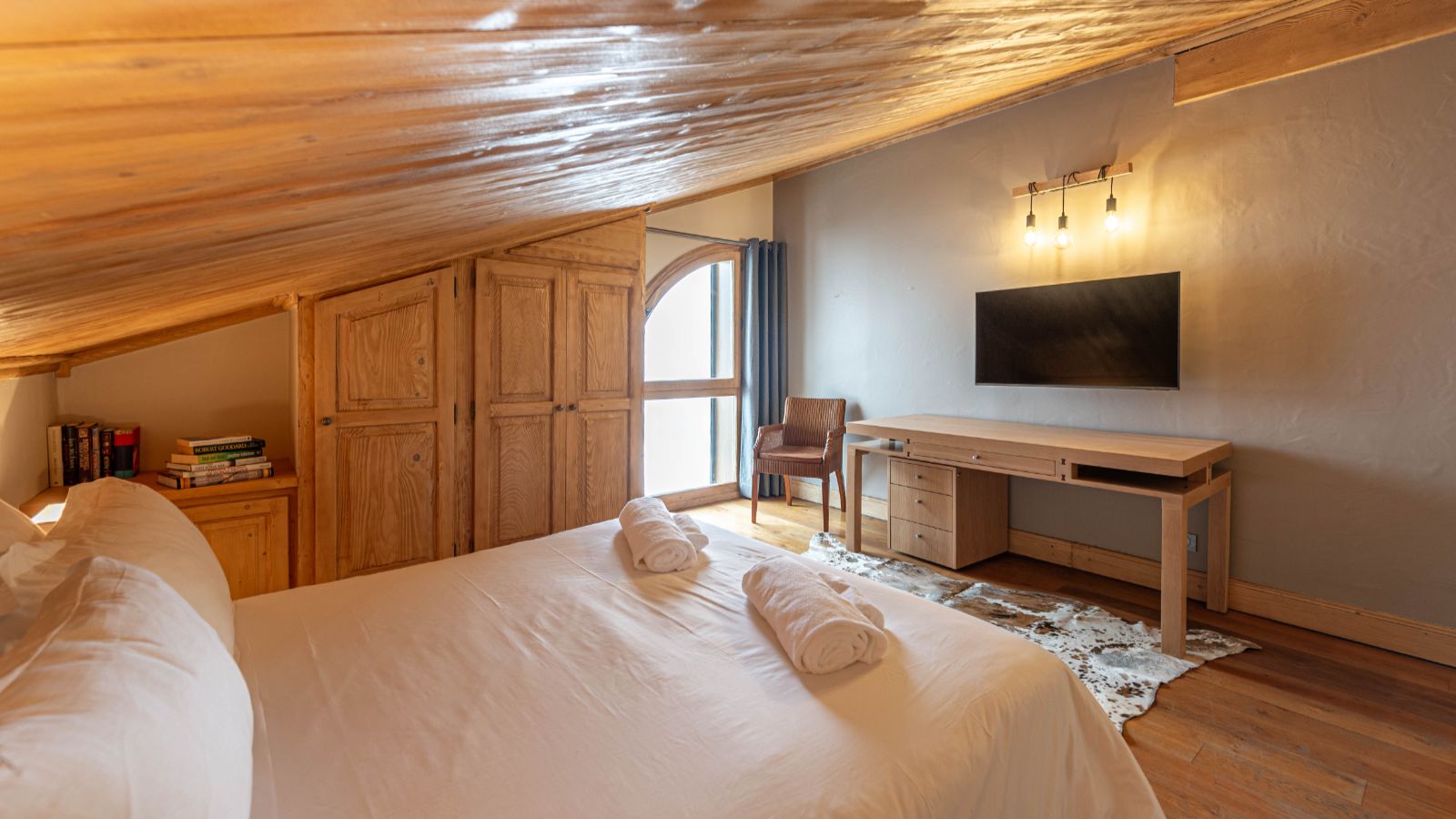 Luxury-Chalet - Courchevel- Chalet Jade- Oxford Ski- Bedroom (3).jpg
