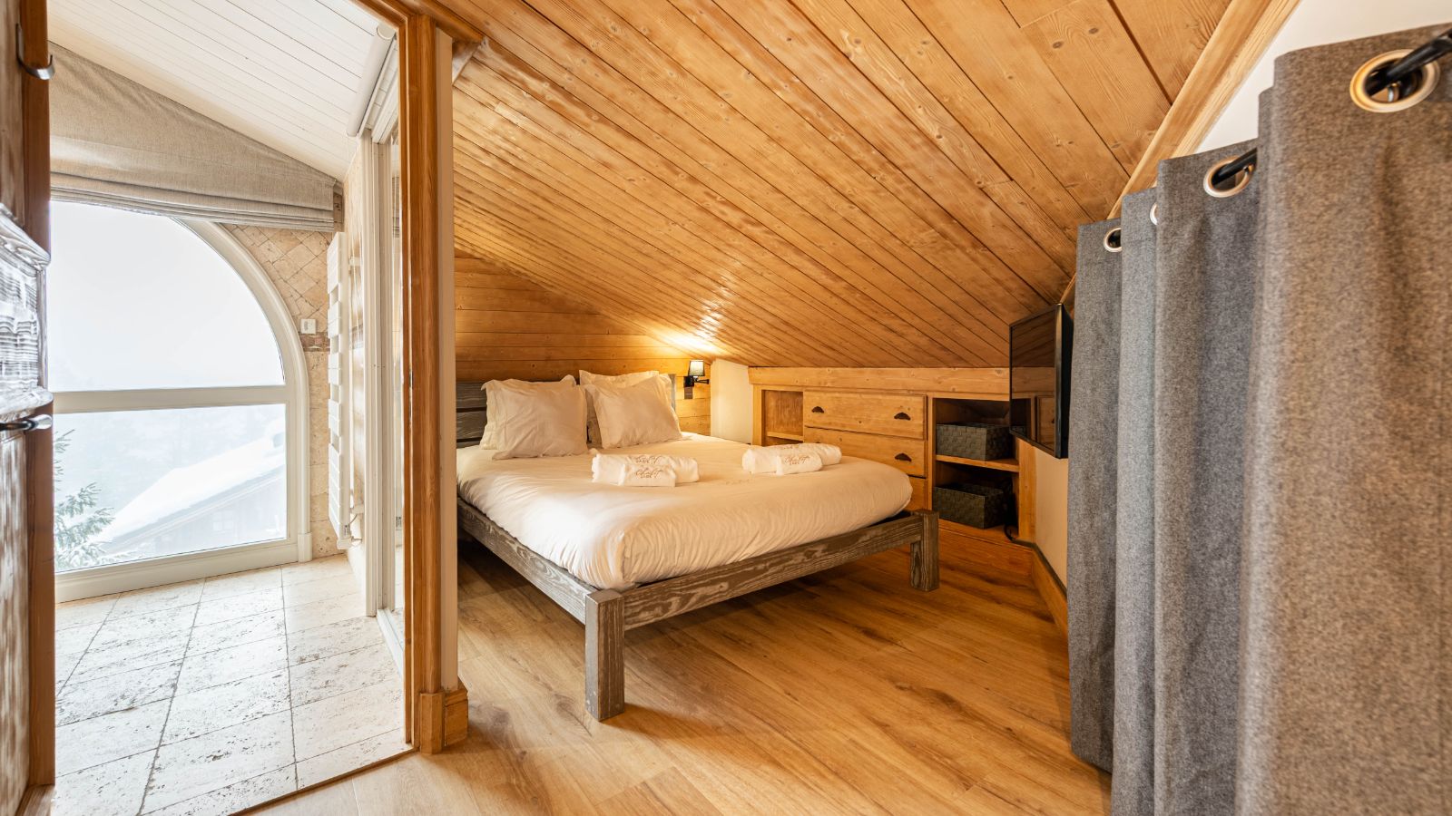 Luxury-Chalet - Courchevel- Chalet Jade- Oxford Ski- Bedroom (5).jpg