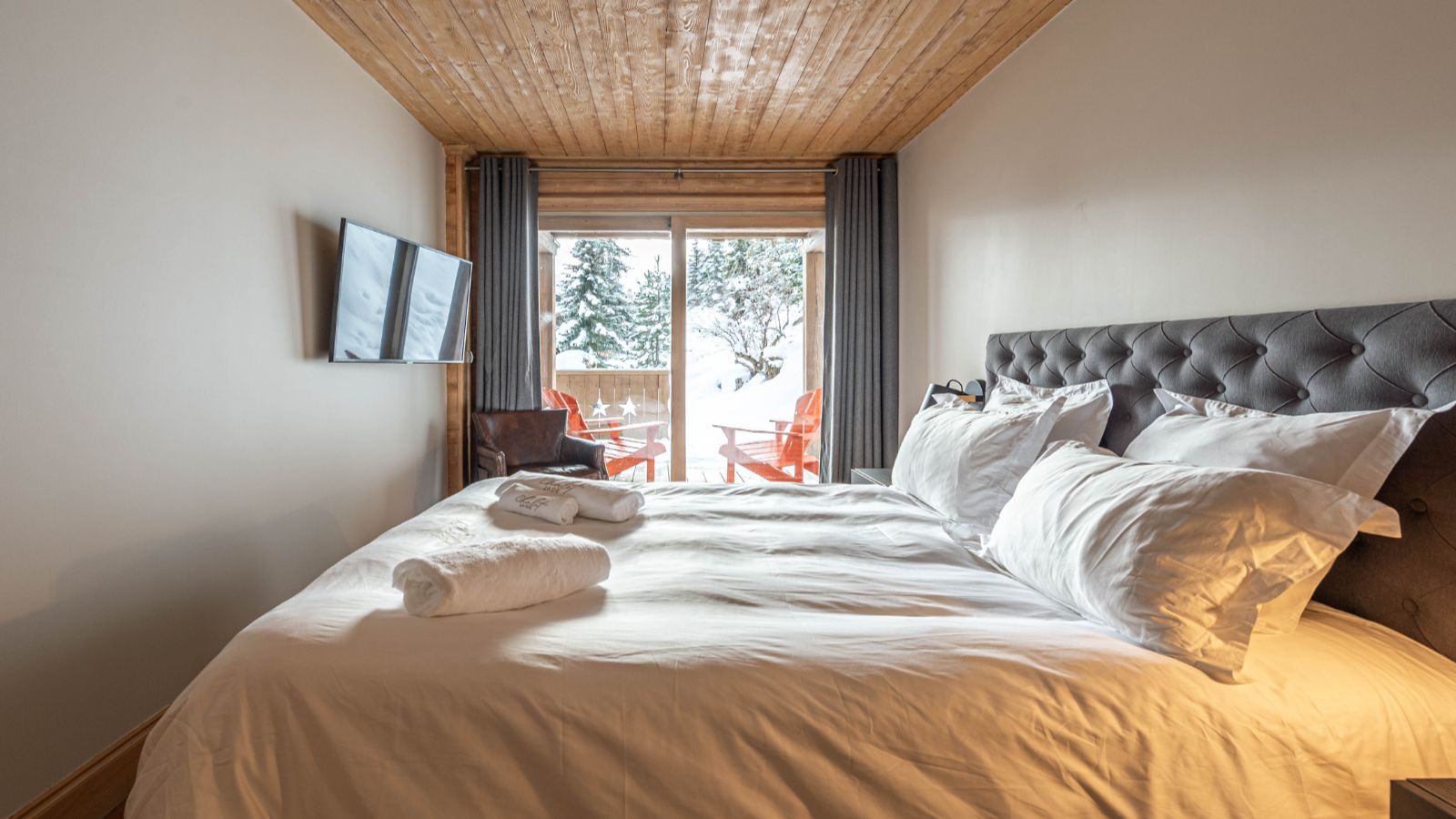 Luxury-Chalet - Courchevel- Chalet Jade- Oxford Ski-Bedroom (3).jpg