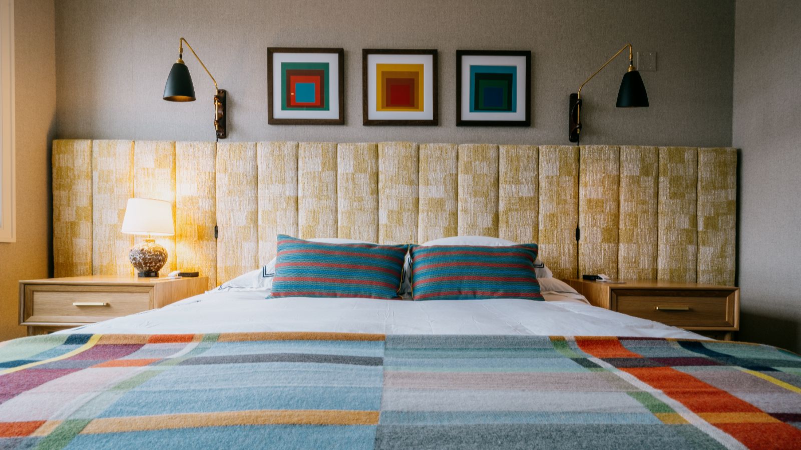 Luxury-Ski-Revelstoke-Revelstoke Lodge - Oxford Ski - Bedroom (2).jpg