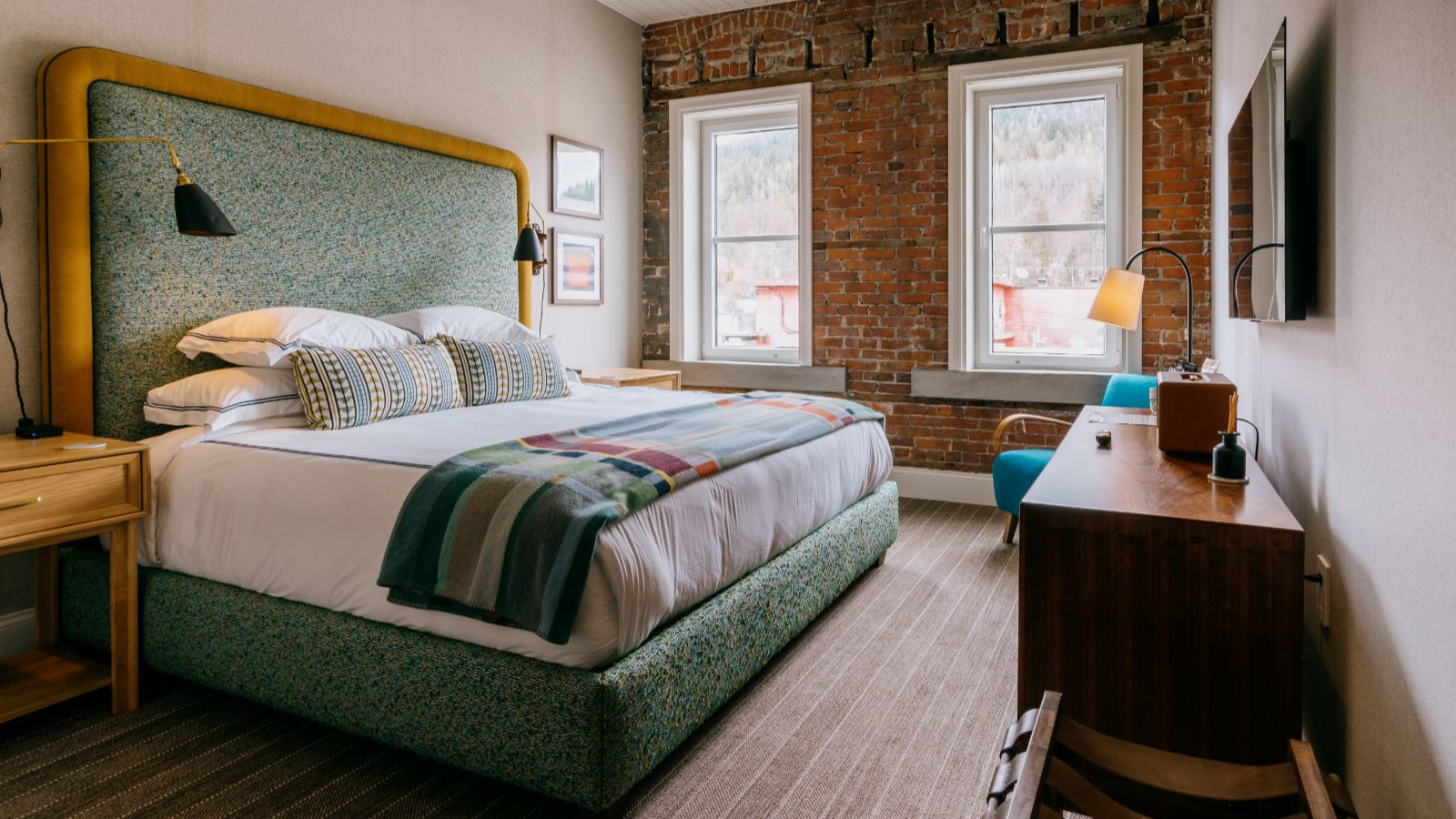 Luxury-Ski-Revelstoke-Revelstoke Lodge - Oxford Ski - Bedroom (3).jpg